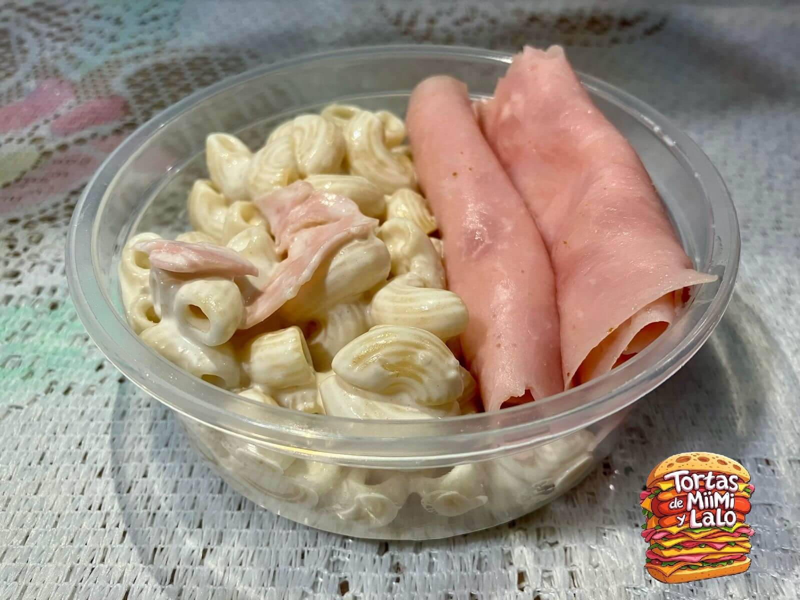 Sopa de Codito con Rollitos